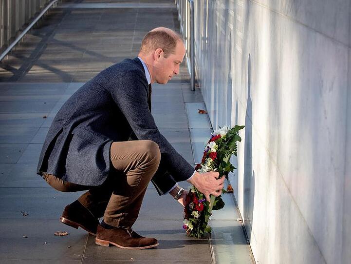 Prinz William legte einen Kranz am Denkmal für die Opfer des Erdbebens in Christchurch im Februar 2011.
