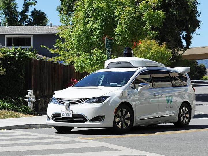 Ein selbstfahrendes Auto der Google-Schwesterfirma Waymo im Straßenverkehr.