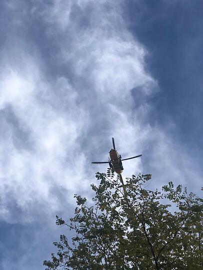 Ein Hubschrauber transportiert einen der Schwerverletzten ab.
