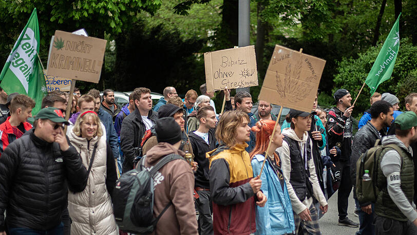 Demo-Teilnehmer sind am Samstag durch München gezogen. Ihre Forderung: Die schnelle Legalisierung von Cannabis.