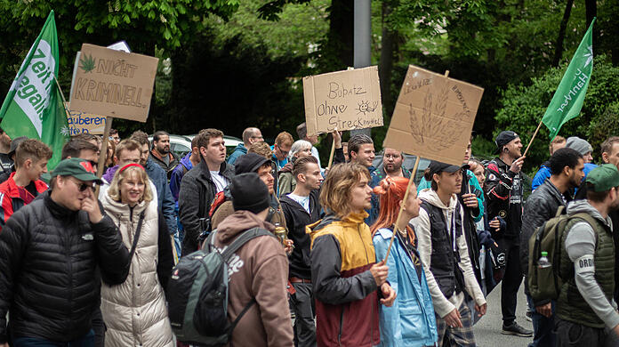 Demo-Teilnehmer sind am Samstag durch München gezogen. Ihre Forderung: Die schnelle Legalisierung von Cannabis.