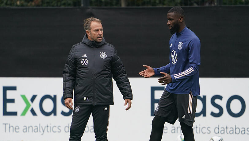"Toni ist immer fokussiert, ein sehr guter Zweikämpfer und Kopfballspieler", sagt Bundestrainer Hansi Flick über Abwehrchef Rüdiger. "Toni ist immer fokussiert, ein sehr guter Zweikämpfer und Kopfballspieler", sagt Bundestrainer Hansi Flick über Abwehrchef Rüdiger.