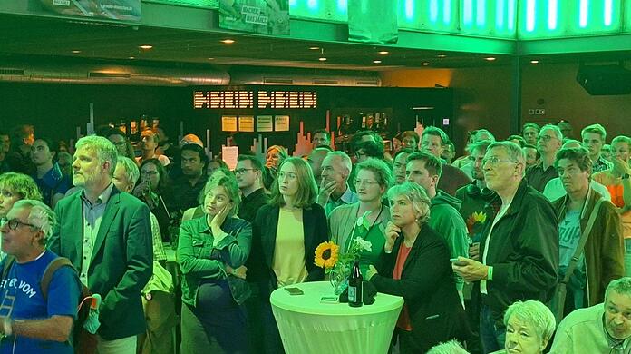 Enttäuscht blicken Fraktionschefin Katharina Schulze (2.v.l.) , Spitzenkandidatin Andrea Wörle (M.) und weitere Grüne auf die Ergebnisse. Foto: Maximilian Neumair