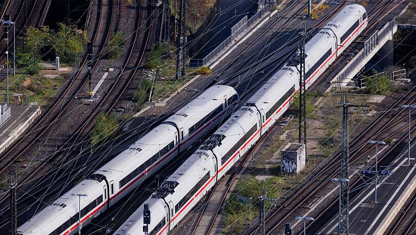 Die Deutsche Bahn freut sich erstmals seit Jahren wieder über schwarze Zahlen. (Archivbild) Die Deutsche Bahn freut sich erstmals seit Jahren wieder über schwarze Zahlen. (Archivbild)