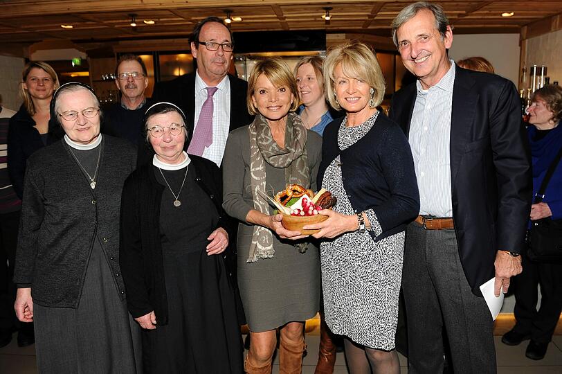 Zwischen vielen Helferinnen und Helfern: Uschi Glas, Doris Kuffler und Dieter Hermann (v. l.).