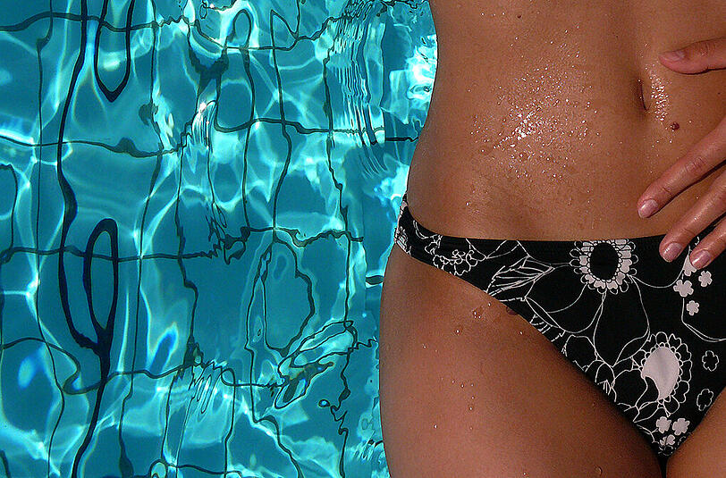 In einem Schwimmbad in Pfronten hat ein Spanner Badegäste durch Minilöcher beobachtet.