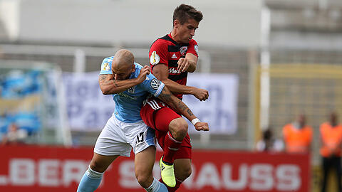 Traf diese Saison bereits im DFB-Pokal auf den TSV 1860: Ingolstadts Lex (r.) im Duell mit dem Löwen Gebhart.