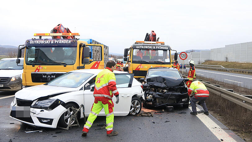Bei der Massenkarambolage auf der A73 verletzten sich 18 Personen. Die Bilder von der Unfallstelle bei Breitengüßbach zum Durchklicken.
