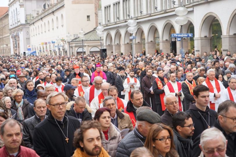 Tausende Münchner nahmen an der jährlichen Karfreitagsprozession durch die Münchner Innenstadt teil.