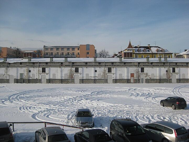 Den Umbruch und das Leben auf dem ehemaligen Viehhof-Gelände haben die Künstlerinnen dokumentiert. Hier die ehemaligen Viehmarkthallen.