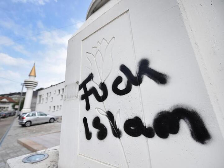 Islamfeindliche Parole auf einem Minarett der Ditib-Moschee in Schwäbisch Gmünd. Bundesinnenminister Seehofer betont, dass man islamfeindlichen Straftaten und Angriffen auf Moscheen "entschieden und mit aller Härte des Rechtsstaats" entgegentreten werde.