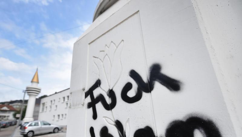 Islamfeindliche Parole auf einem Minarett der Ditib-Moschee in Schwäbisch Gmünd. Bundesinnenminister Seehofer betont, dass man islamfeindlichen Straftaten und Angriffen auf Moscheen "entschieden und mit aller Härte des Rechtsstaats" entgegentreten werde. Islamfeindliche Parole auf einem Minarett der Ditib-Moschee in Schwäbisch Gmünd. Bundesinnenminister Seehofer betont, dass man islamfeindlichen Straftaten und Angriffen auf Moscheen "entschieden und mit aller Härte des Rechtsstaats" entgegentreten werde.