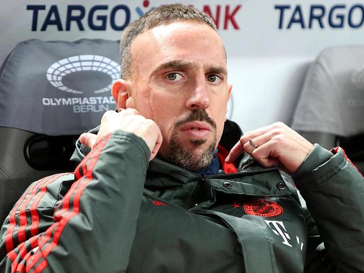 Münchens Franck Ribéry richtet sich seinen Kragen auf der Ersatzbank. Foto: Andreas Gora/Archiv