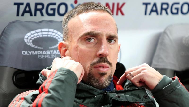 Münchens Franck Ribéry richtet sich seinen Kragen auf der Ersatzbank. Foto: Andreas Gora/Archiv Münchens Franck Ribéry richtet sich seinen Kragen auf der Ersatzbank. Foto: Andreas Gora/Archiv