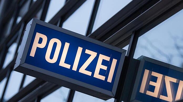 Der Schriftzug "Polizei" ist vor einem Polizeirevier zu sehen.