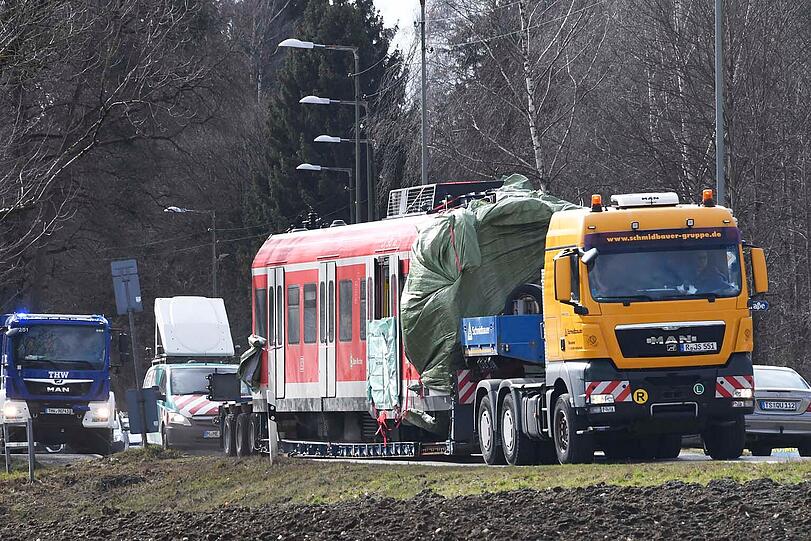 Am Samstag ist das Wrack des südlichen Triebkopfes auf einen Spezial-Tieflader verladen und über die B 11 und durch München zur Firma Schmidbauer nach Gräfelfing transportiert worden.
