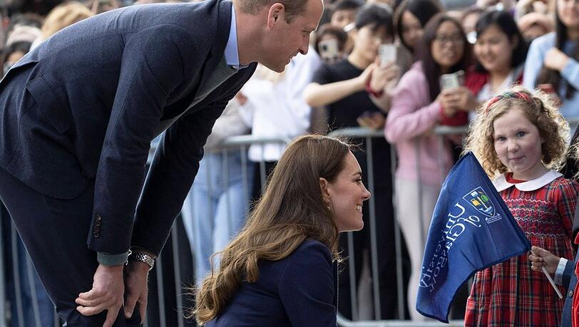 Prinz William und Herzogin Kate im Gespräch mit Kindern in Schottland.