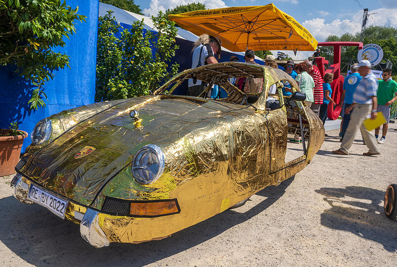 Ein alter Porsche in Goldfolie: Der Stand des "Radentscheid".