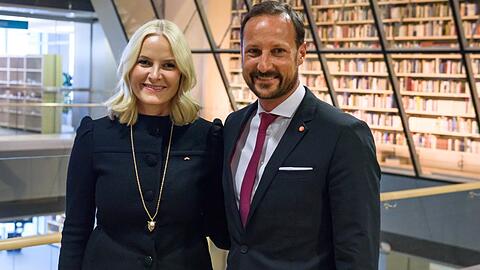 Das Kronprinzenpaar von Norwegen wird 2023 gemeinsam 100 Jahre alt.