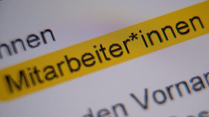 Die Anrede "Mitarbeiter*innen" ist in der Handreichung "Hinweise zur Umsetzung der geschlechtersensiblen Sprache für die Verwaltung der Landeshauptstadt Stuttgart" markiert und auf einem Bildschirm zu sehen. (Illustration)