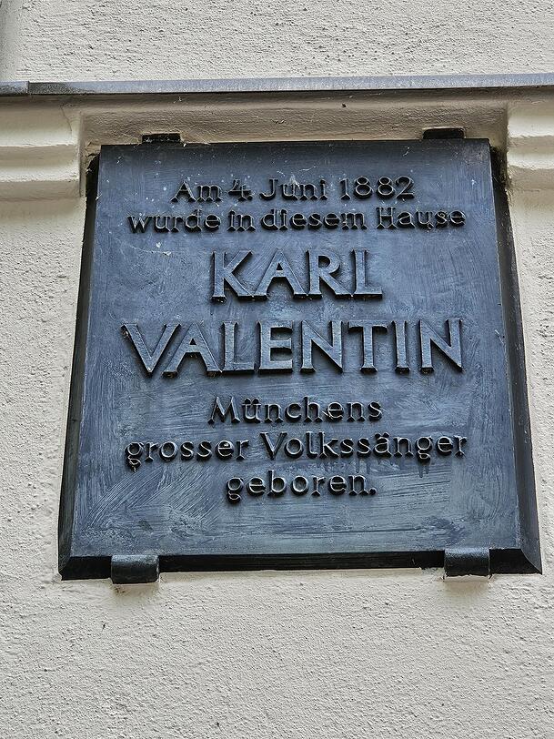 In der Zeppelinstraße 41 ist Karl Valentins Geburtshaus. In der Zeppelinstraße 41 ist Karl Valentins Geburtshaus.