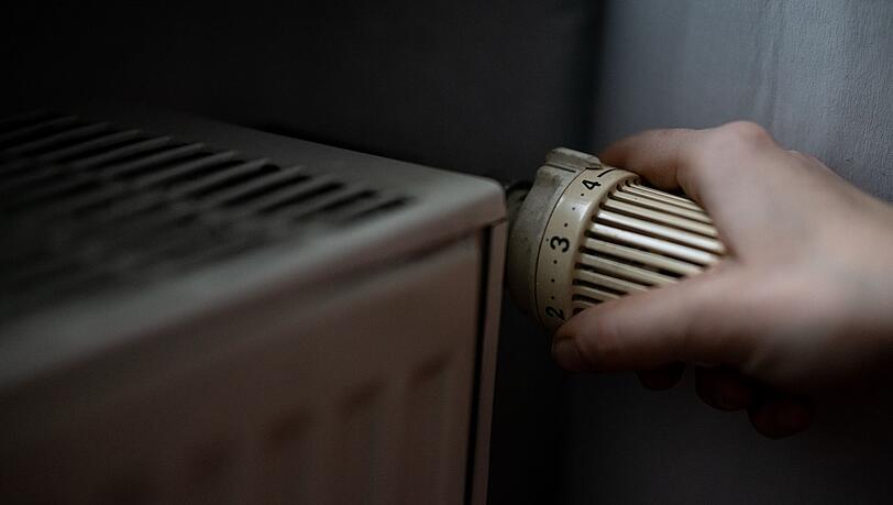 Besser mal runterdrehen - Heizen kann teuer sein. (Symbolbild)