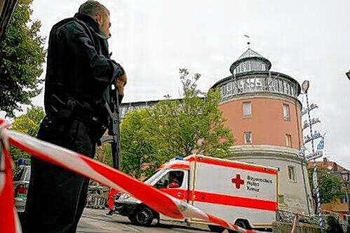Das Ansbacher Gymnasium Carolinum am 17. September: Die Polizei hat das Gebäude nach dem Amoklauf von Georg R. abgesperrt.