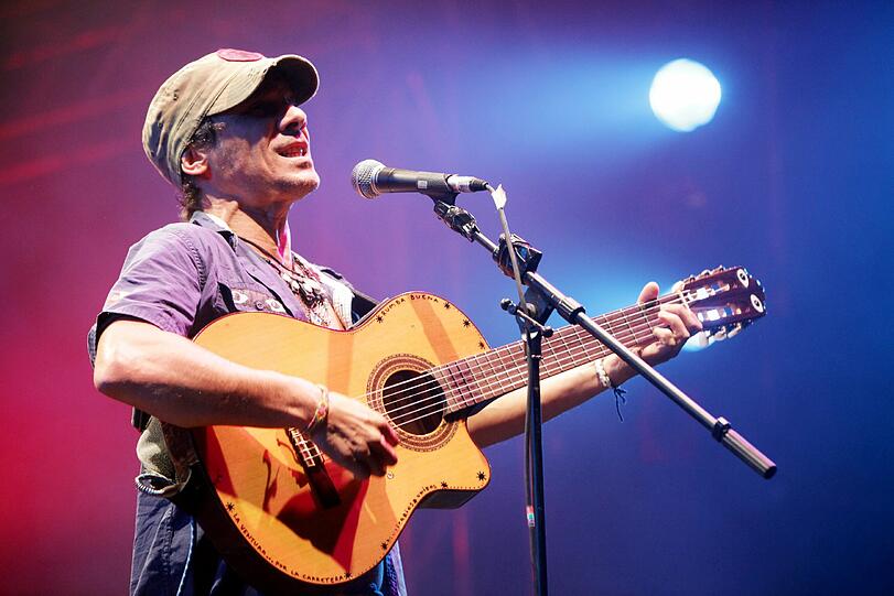 Volle Kraft voraus: Manu Chao, vor zwei Wochen 50 geworden, kennt live vor allem eine musikalische Richtung.