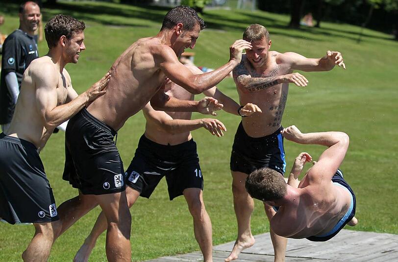 Moritz Stoppelkamp, Guillermo Vallori und Daniel Adlung machen Teammanager Florian Waitz nass (v.l.), Torwart Gabor Kiraly schauts aus sicherer Entfernung zu.