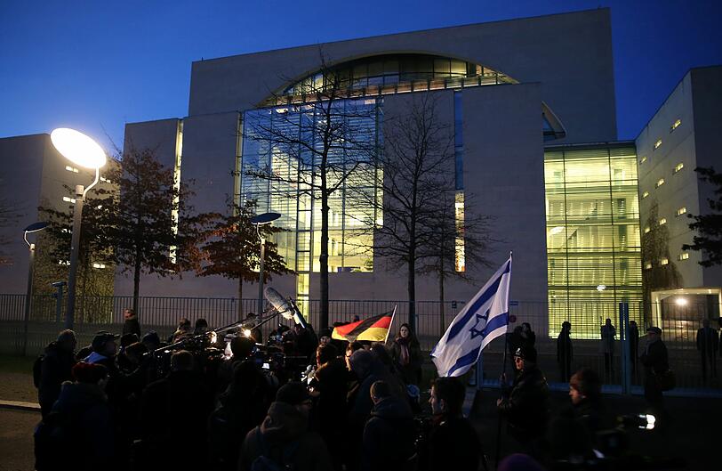 Aus Protest gegen die Flüchtlingspolitik von Kanzlerin Angela Merkel  hat Landrat Peter Dreier 31 Flüchtlinge mit einem Bus zum Kanzleramt bringen lassen.
