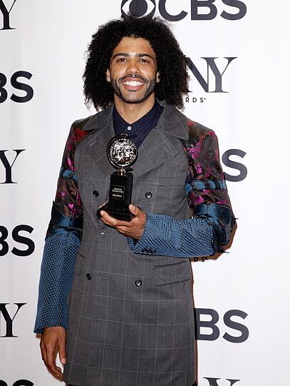 Flop: Muster-Overload! Daveed Diggs trägt Schlangenleder-Optik, Karos und Blumen-Print in nur einem Oberteil