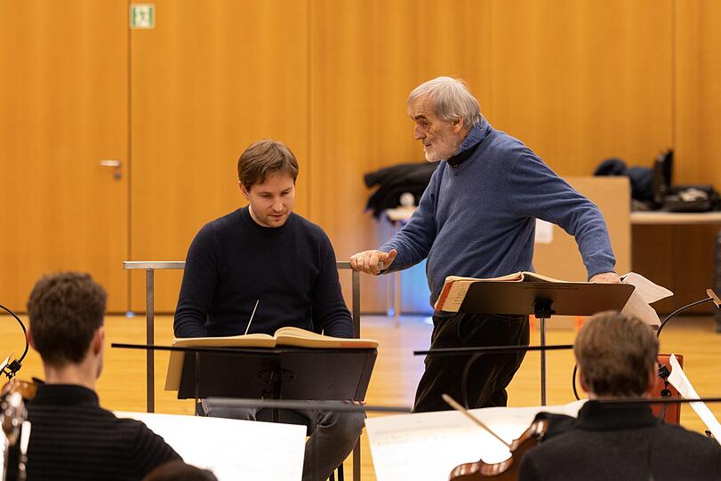 Helmut Lachenmann bei einer Probe mit Clemens Schuldt, dem Chefdirigenten des MKO