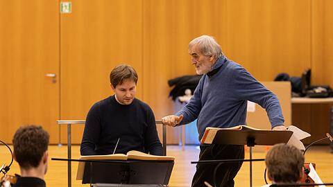 Helmut Lachenmann bei einer Probe mit Clemens Schuldt, dem Chefdirigenten des MKO