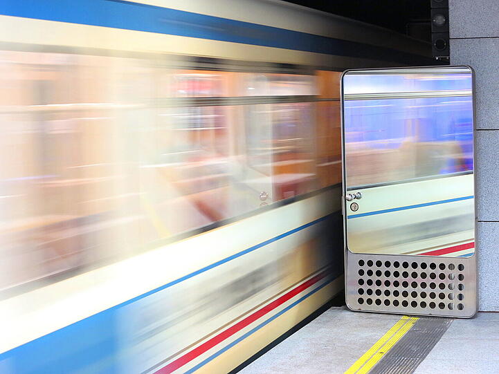 Knallige Farben, Lichtkunst und Spiegelungen: Die U-Bahnstatuion Münchner Freiheit bietet viele tolle Fotomotive. AZ-Leser Djoprdje Matkovic hat sie eingefangen.