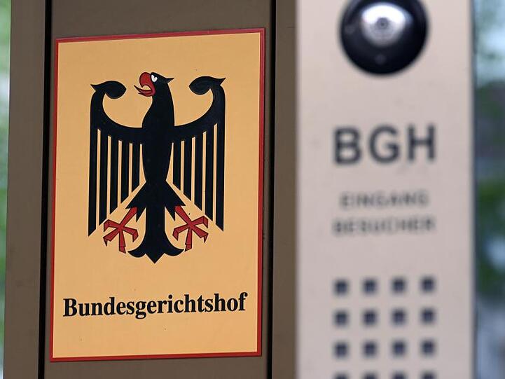 Vor dem Bundesgerichtshof (BGH) hängt ein Schild mit Bundesadler und dem Schriftzug Bundesgerichtshof. Foto: Uli Deck/Archivbild