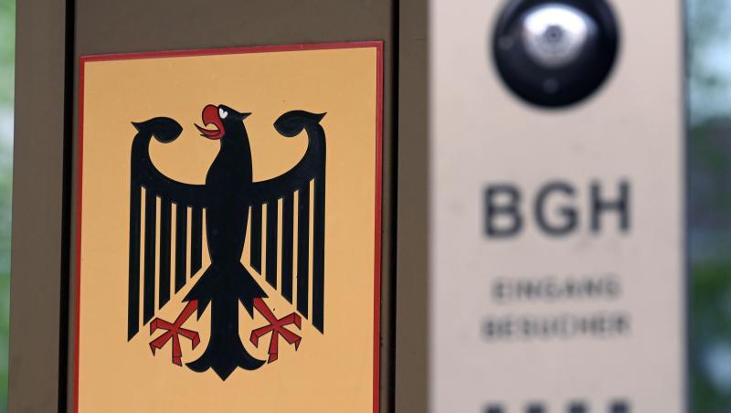 Vor dem Bundesgerichtshof (BGH) hängt ein Schild mit Bundesadler und dem Schriftzug Bundesgerichtshof. Foto: Uli Deck/Archivbild