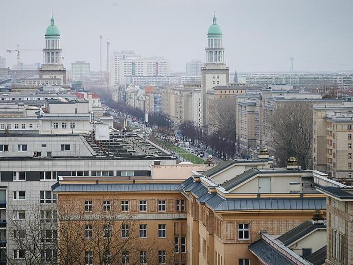 Ein Blick über die Karl-Marx-Allee in Berlin. Der Mietendeckel tritt am morgigen Sonntag in Kraft.