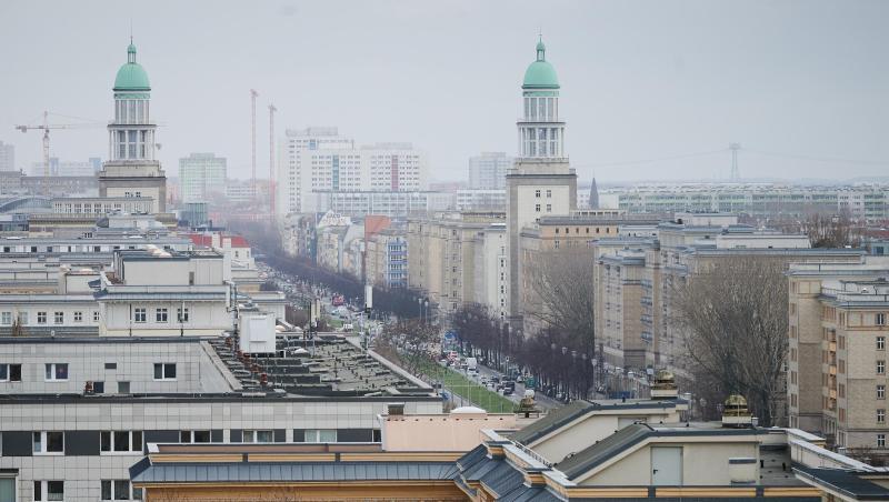 Ein Blick über die Karl-Marx-Allee in Berlin. Der Mietendeckel tritt am morgigen Sonntag in Kraft. Ein Blick über die Karl-Marx-Allee in Berlin. Der Mietendeckel tritt am morgigen Sonntag in Kraft.