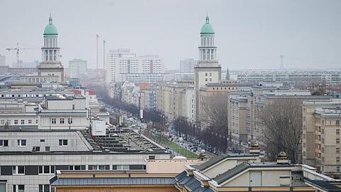 Ein Blick über die Karl-Marx-Allee in Berlin. Der Mietendeckel tritt am morgigen Sonntag in Kraft.