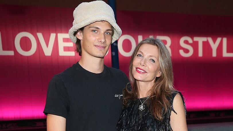 Ursula Karven kam mit Sohn Liam Veres zur "Giulia and Romeo"-Fashionshow in München. Ursula Karven kam mit Sohn Liam Veres zur "Giulia and Romeo"-Fashionshow in München.