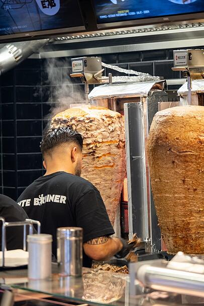 Den Berliner Döner gibt es vom Kalb oder Huhn. Den Berliner Döner gibt es vom Kalb oder Huhn.
