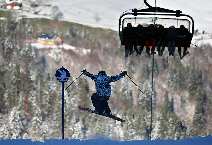Ende November in Oberstdorf: Ein Skifahrer springt im Skigebiet S&ouml;llereck &uuml;ber eine Kuppe. Auch in Bischofswiesen wird seit November beschneit.