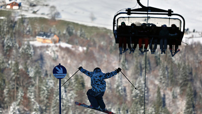 Ende November in Oberstdorf: Ein Skifahrer springt im Skigebiet S&ouml;llereck &uuml;ber eine Kuppe. Auch in Bischofswiesen wird seit November beschneit.