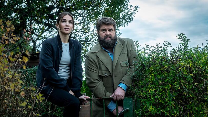 "Behringer und die Toten - Ein Bamberg-Krimi: Fuchsjagd": Behringer (Antoine Monot) und Ela (Cosima Henman) im Einsatz. "Behringer und die Toten - Ein Bamberg-Krimi: Fuchsjagd": Behringer (Antoine Monot) und Ela (Cosima Henman) im Einsatz.
