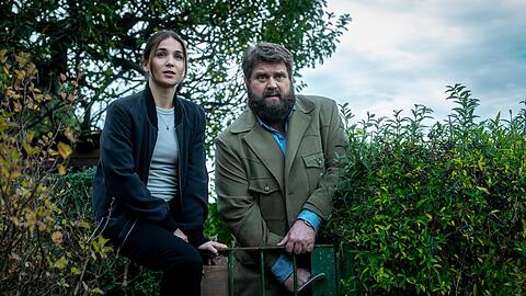 "Behringer und die Toten - Ein Bamberg-Krimi: Fuchsjagd": Behringer (Antoine Monot) und Ela (Cosima Henman) im Einsatz.