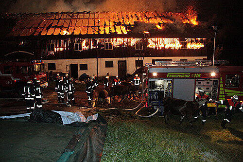 Lichterloh steht das Stallgebäude in Feichten an der Alz in Flammen