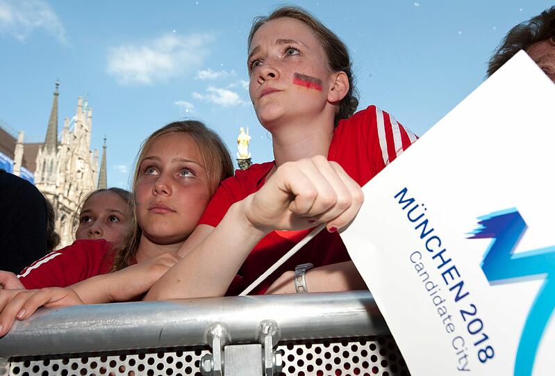 Enttäuschung bei diesen Olympia-Fans auf dem Marienplatz.