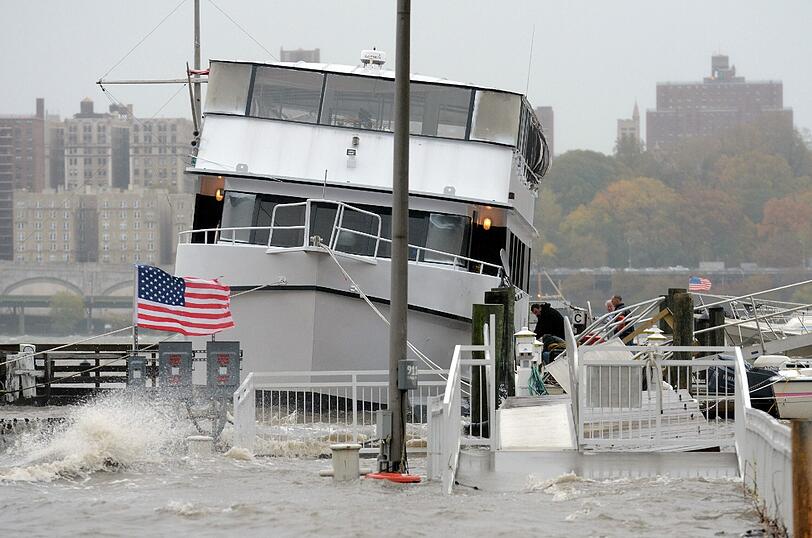 Bilder der Verwüstung - Hurrikan "Sandy" hat an der Ostküste verheerende Spuren hinterlassen. Sehen Sie hier die Bilder aus New York und den betroffenen Orten im Osten der USA.