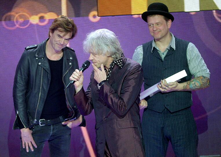 Der irische Musiker Bob Geldof (Mitte) zeichnet die Band "Die Toten Hosen" um den Sänger Campino (links) in der Kategorie "Live-Act National" aus.