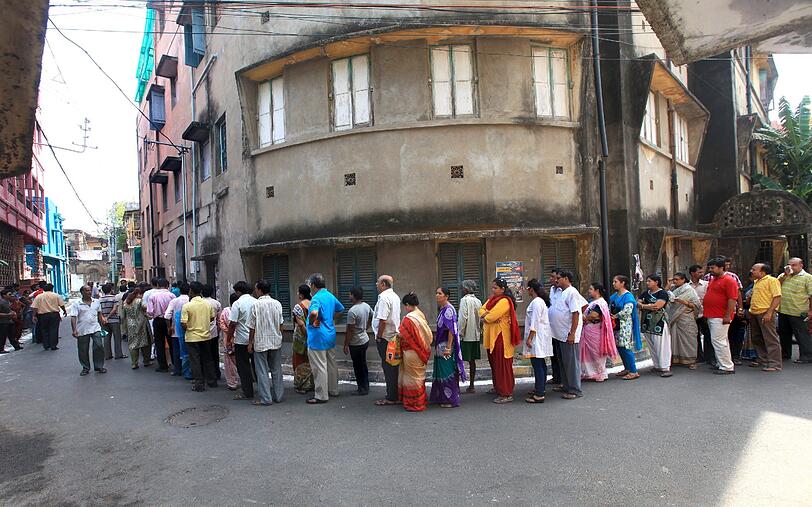 Riesige Schlange vor einem Wahllokal in Kalkutta, Indien. In Indien gehen die Parlamentswahlen in die Endphase. Insgesamt gibt es in der größten Demokratie der Welt 814 Millionen Wahlberechtigte.